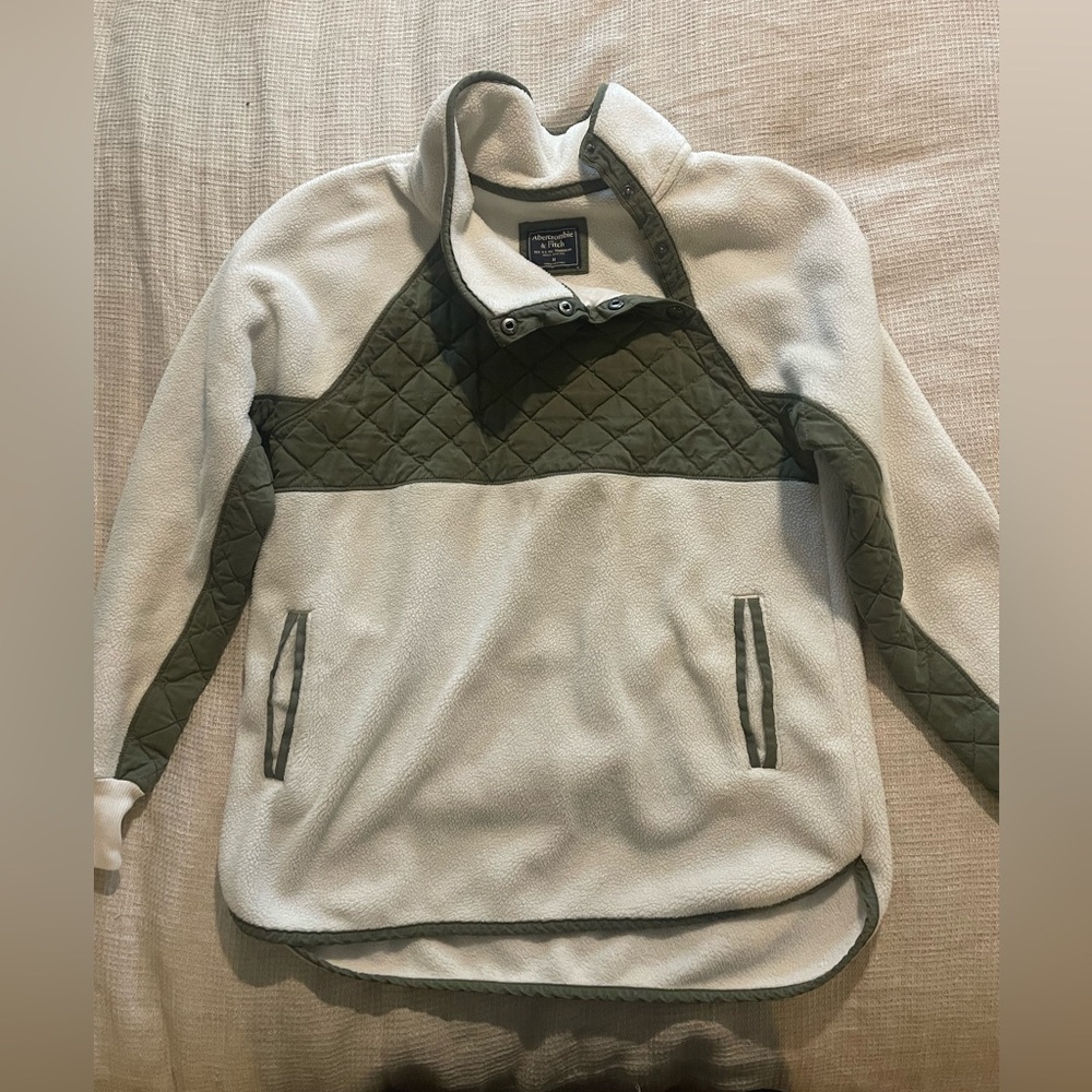 Abercrombie & Fitch White and Olive Quilted Pullover fleece